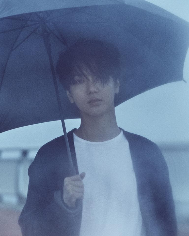 藝聲用豐富情感演繹新歌〈春天的陣雨〉,是充滿感性的抒情情歌。(翻攝自Super Junior FB)