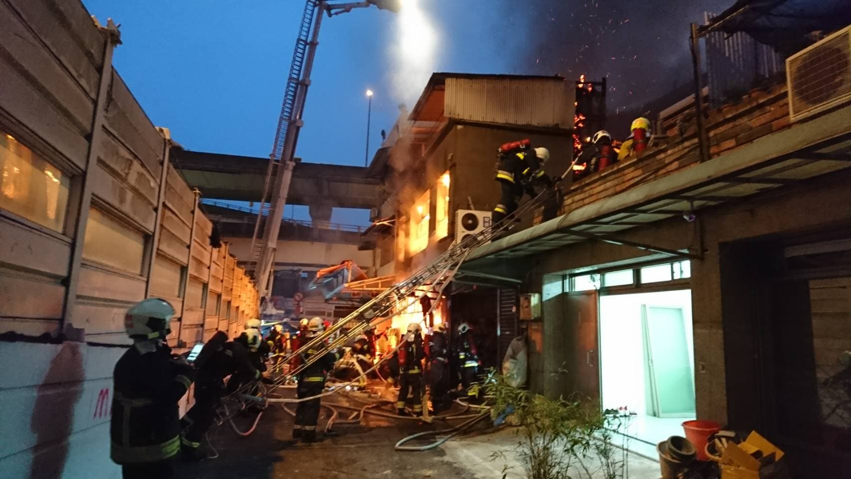 火勢延燒到隔壁無人居住的空物，由於空屋內堆滿雜物，讓整棟民宅陷入火海。