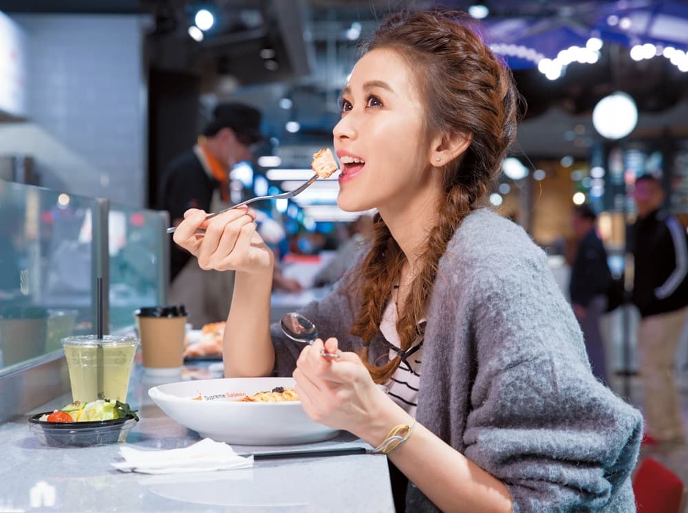 美威鮭魚是家鮭魚專賣店,鮭魚新鮮美味,才吃過一輪的馮媛甄,也忍不住一口接一口的吃。