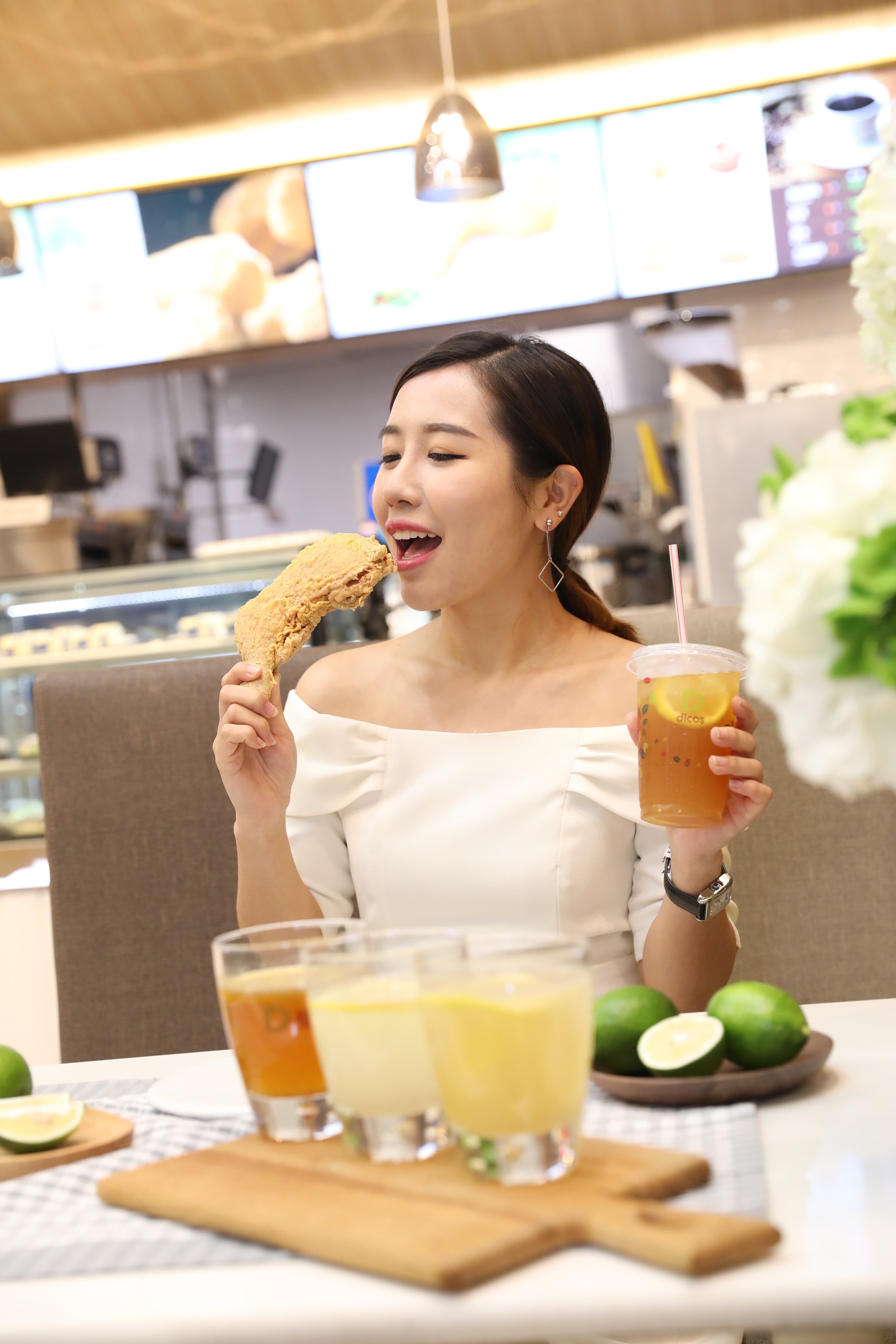 德克士去年底創新推出炸雞配檸檬飲,短短三個月賣出超過1,000萬杯,打敗所有氣泡飲料與含糖飲品。