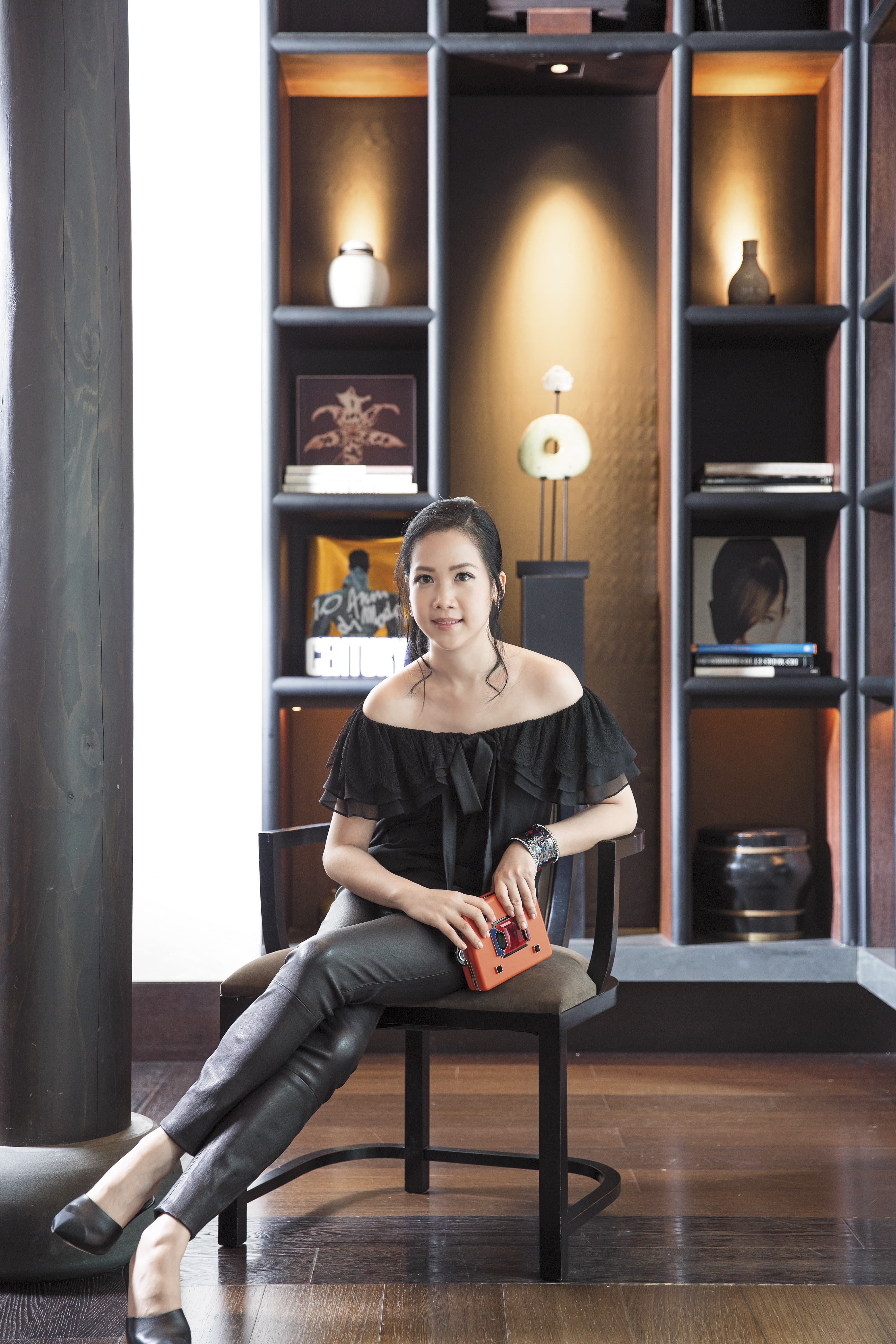 夏姿綺麗窗櫺系列平口上衣,NT$21,800。 HELMUT LANG黑色緊身皮褲leggings,約NT$28,600。 夏姿紅色方形寶石手拿包,NT$56,800。 寬版手環,私人收藏。 CHANEL異材質拼接高跟鞋,約NT$30,000。