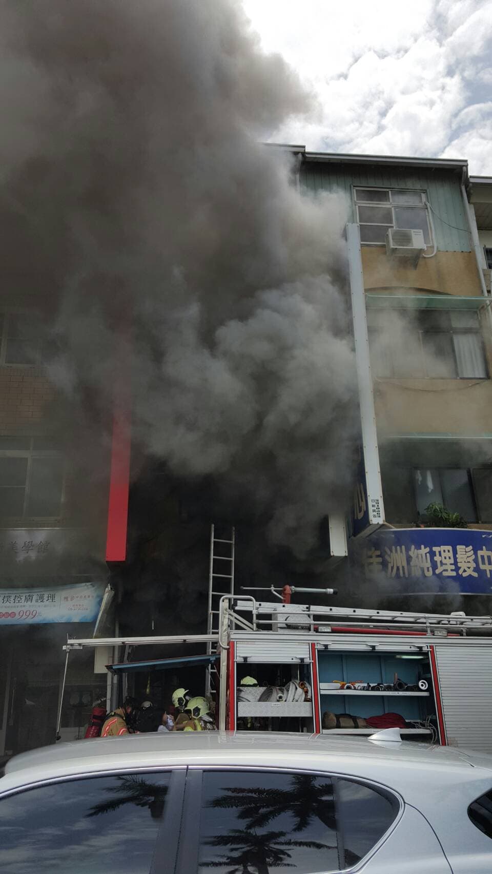 透天厝正午發生大火,瞬間濃煙密布,還有3人一度受困2樓。