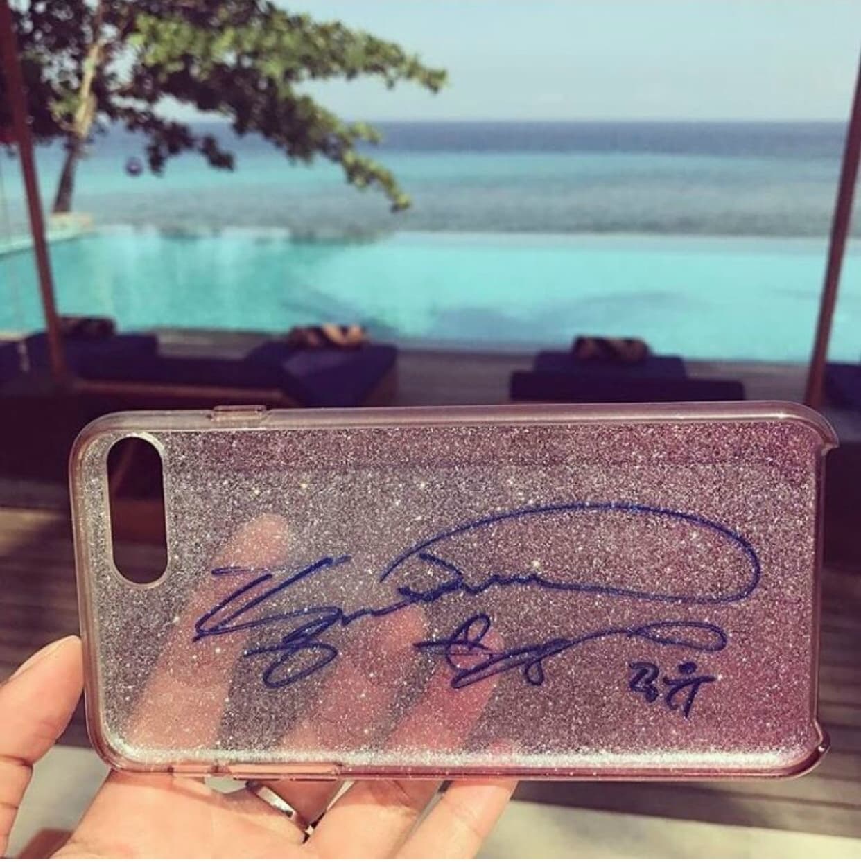 印尼粉絲貼心地在孔劉返韓後,才在Instgram上公開手機殼的簽名,以及偶遇孔劉親筆簽名的過程。