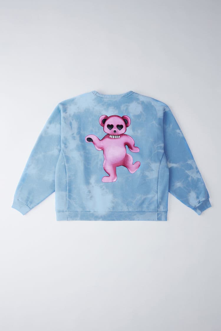 背面印著粉紅熊的「Fine Bear sky blue bleach」淡藍長袖T恤,來自瑞典設計師品牌Acne Studios,要價約合新台幣10,350元。(翻攝自Acne Studios官網)