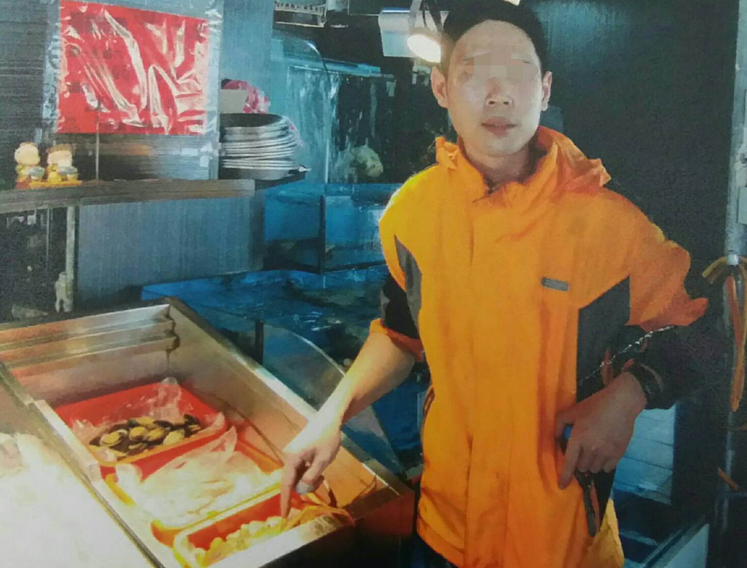 張男不到1分鐘就將龍蝦釣起,所幸店員隨即發現攔下。