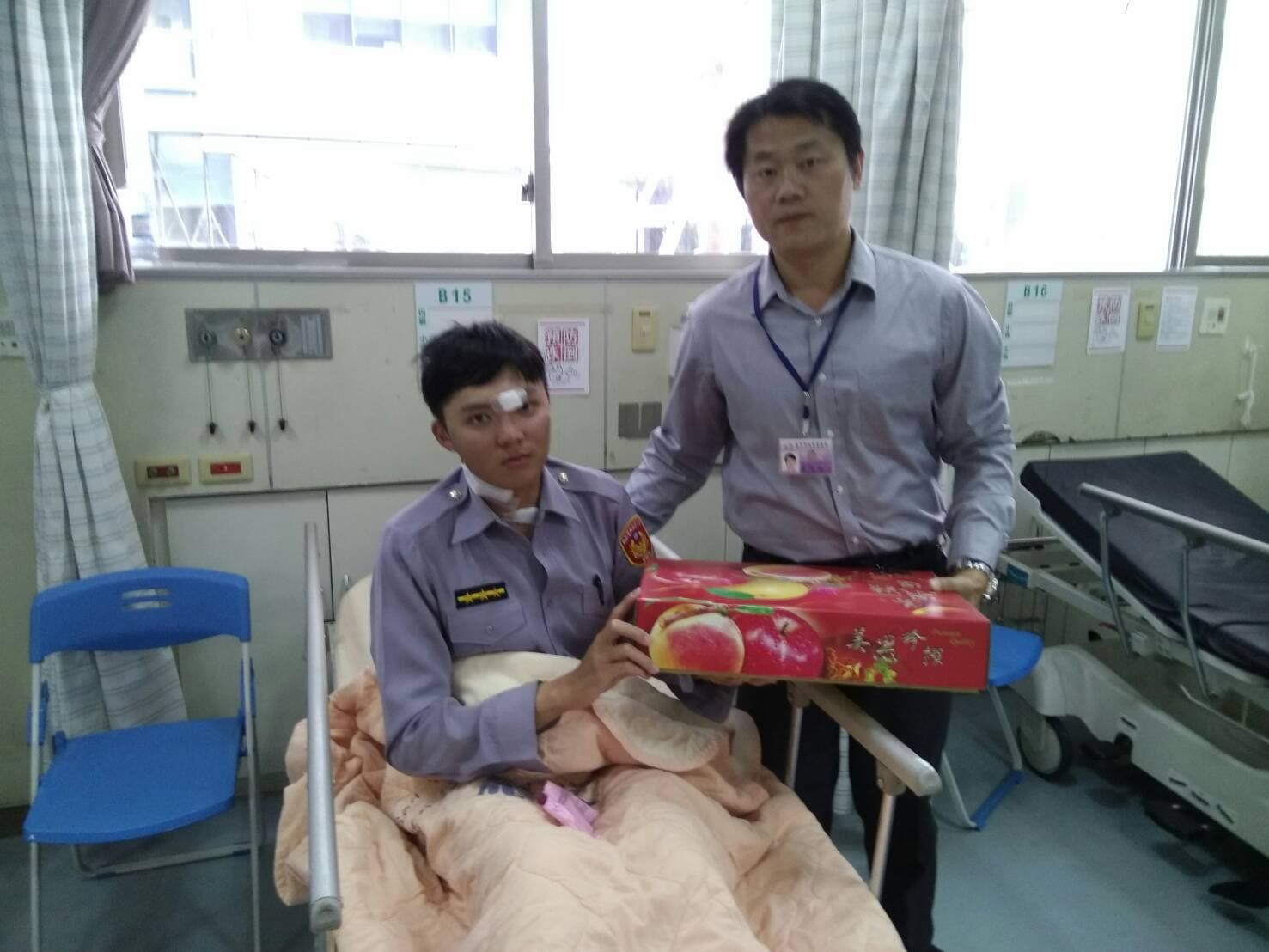 受輕傷的西屯所員警羅健智(左),在觀察後已出院。