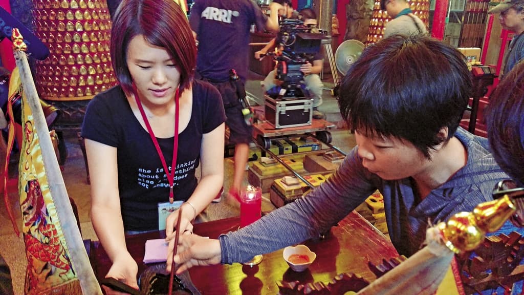 製片劉瑜萱(左)切身體驗與國際平台合作的經驗,不論規定及工作習慣都和台灣大不同。右為靈媒顧問索非亞。