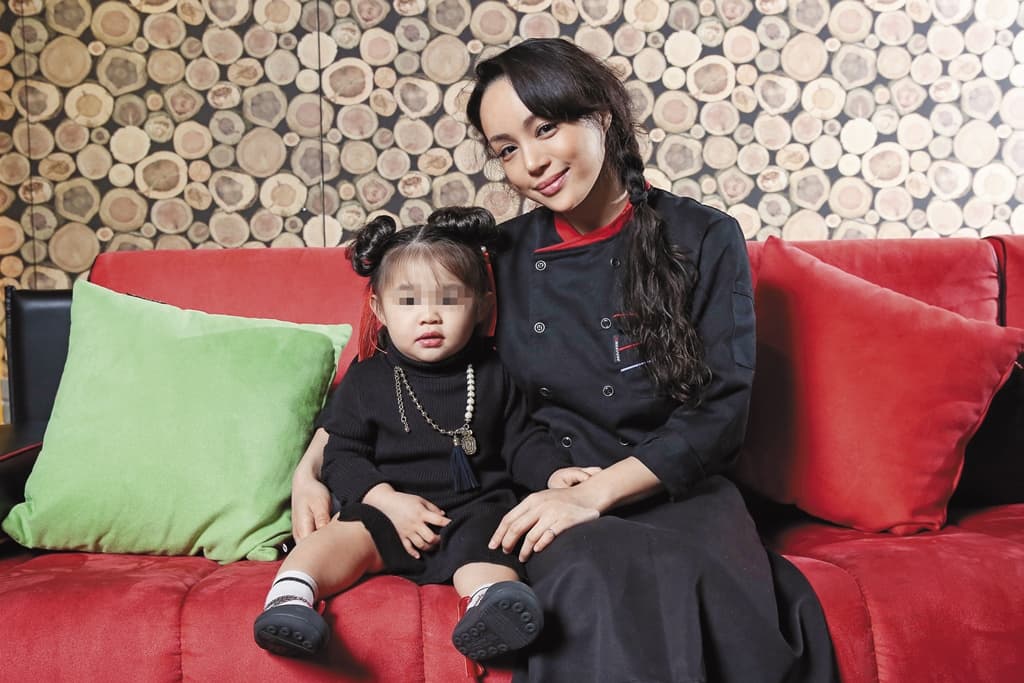 韋伶覺得開私廚有較多時間照顧女兒,1日3餐都親手為女兒準備,讓才1歲8個月的女兒吃得頭好壯壯。