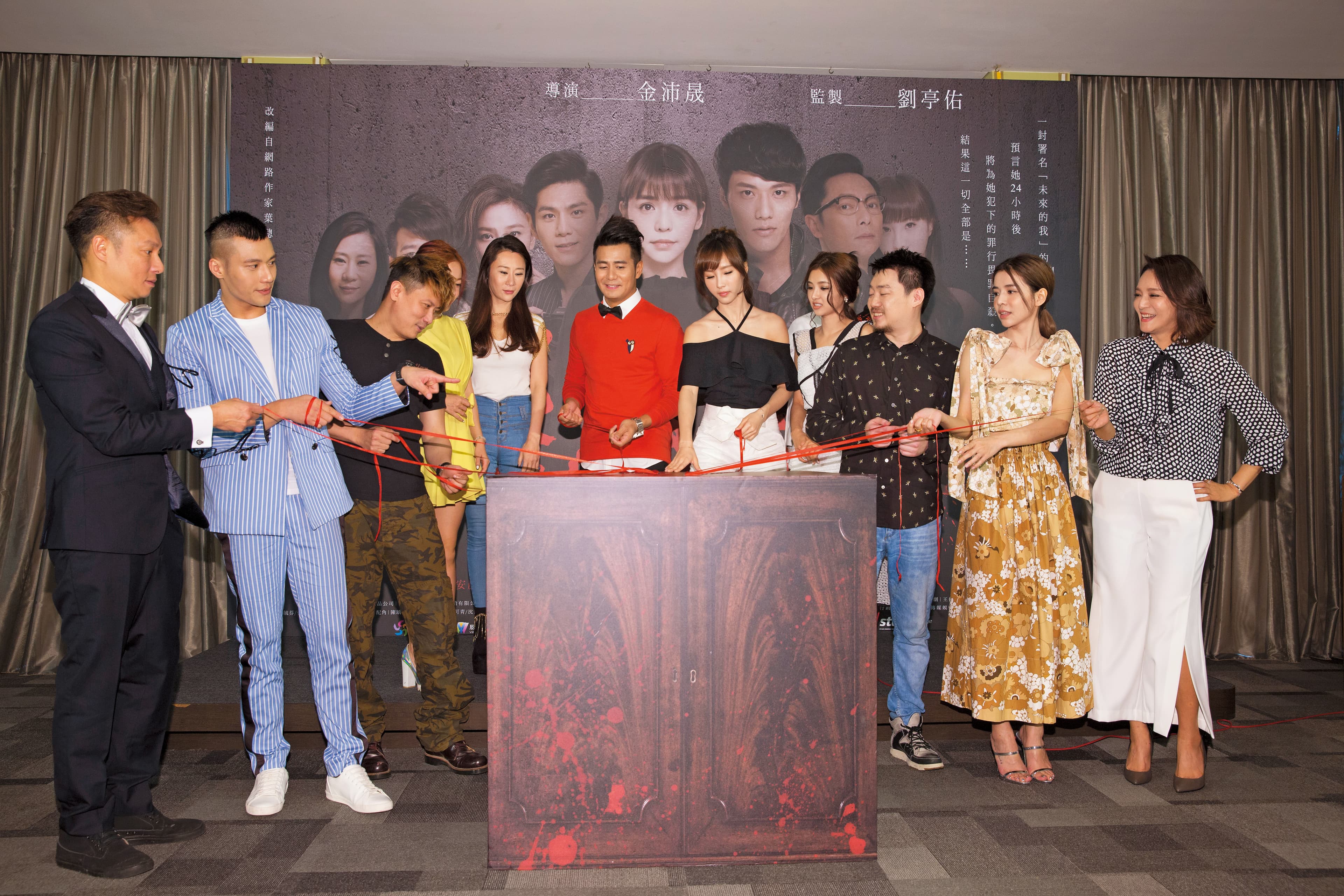 女主角李毓芬(右二)居然被陳瑀希(右五)擠到一旁,表情略顯不悅。