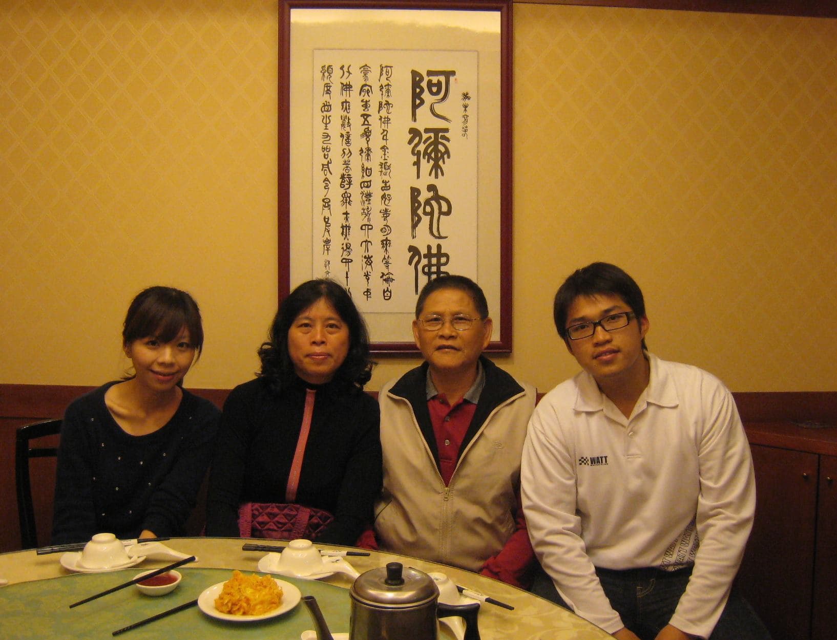 時代力量立委洪慈庸(左)與父母(右二、右三)合照,右為已故的弟弟洪仲丘。(翻攝自洪慈庸臉書)