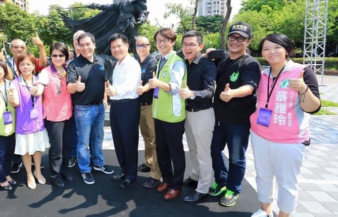 卓冠廷(右3)是全台最年輕的新聞局長,也備受台中市長林佳龍(右6)重用。(翻攝自卓冠廷臉書)