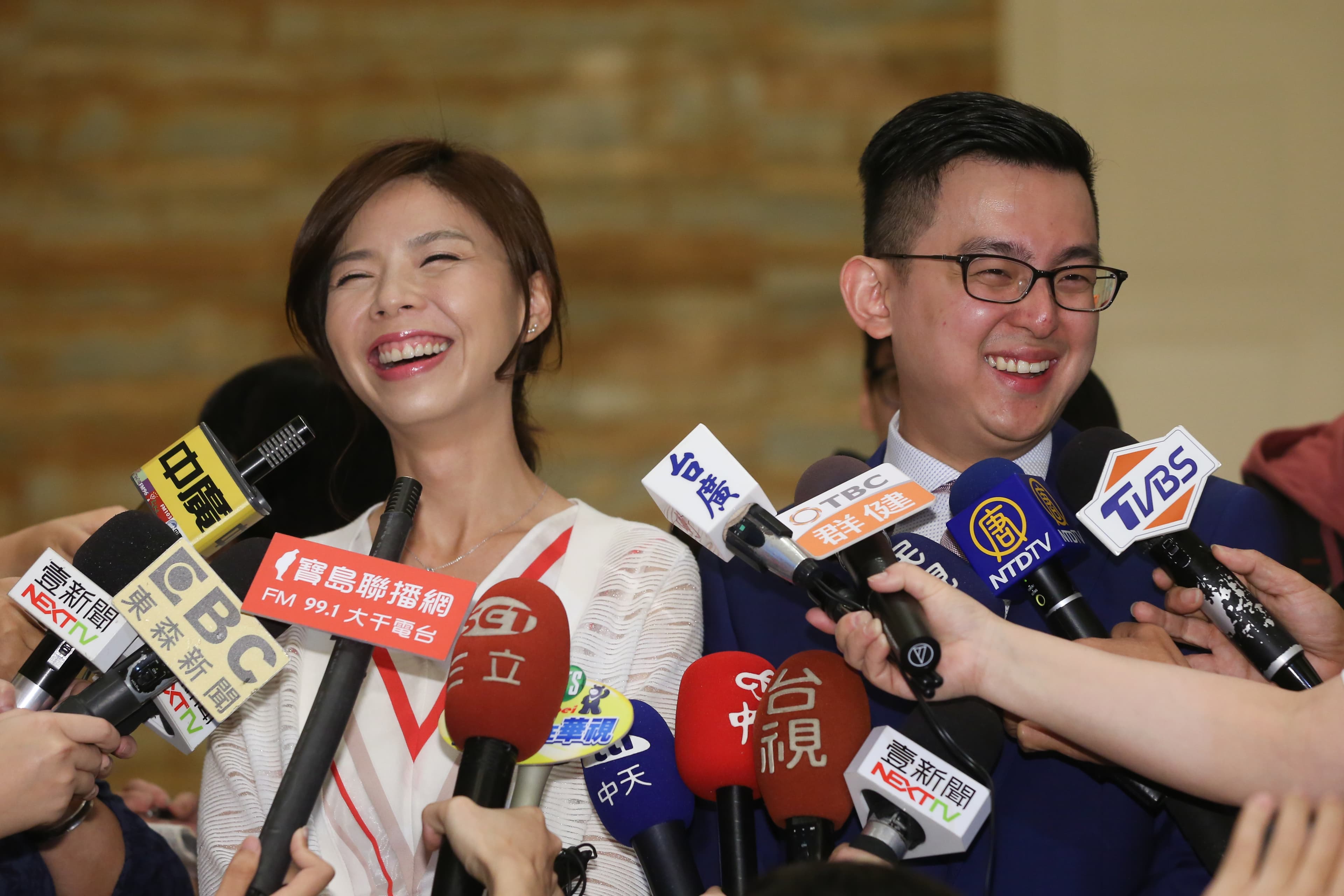 洪慈庸今天受訪時嬌羞地說,最欣賞卓冠廷認真的特質。