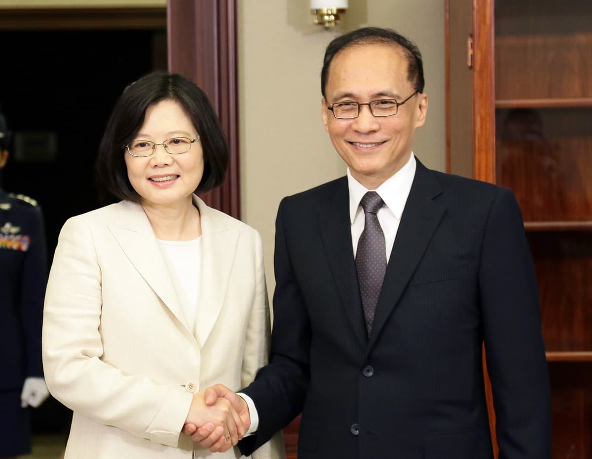 蔡英文和林全最終仍決定要捍衛公股權益。(總統府提供)