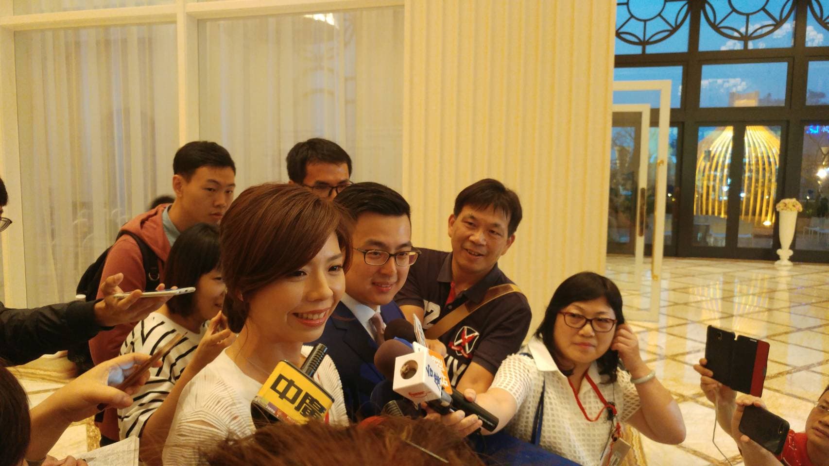 洪慈庸和卓冠廷在臉書公布結婚消息後,PTT一堆留文湧進,有鄉民當場崩潰。