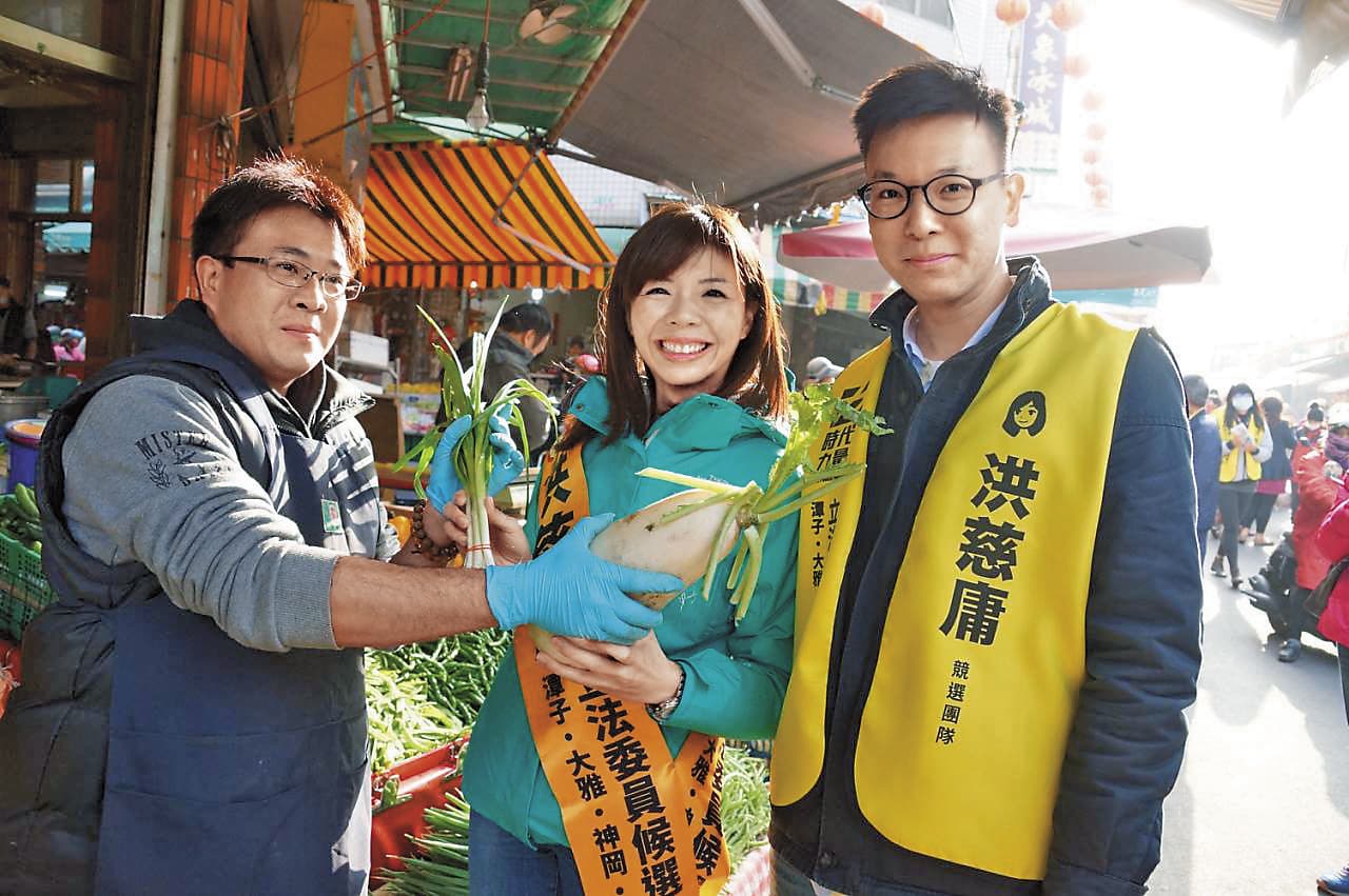 林飛帆(右)曾替洪慈庸(中)輔選,一舉將她推上立委寶座,如今2人都尋得真愛,各自陸續結婚。(翻攝洪慈庸臉書)