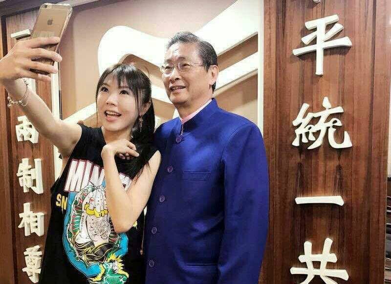 劉樂妍今年2月在臉書貼出與中華統一促進黨總裁「白狼」張安樂合照。(翻攝劉樂妍臉書)