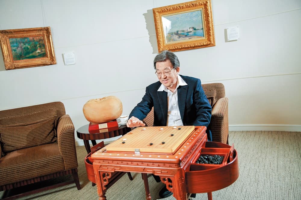 熱愛圍棋的翁明顯從下棋體驗商場經營,辦公室裡備有著名圍棋愛好者、「應氏杯」創始者應昌期設計的圍棋桌。