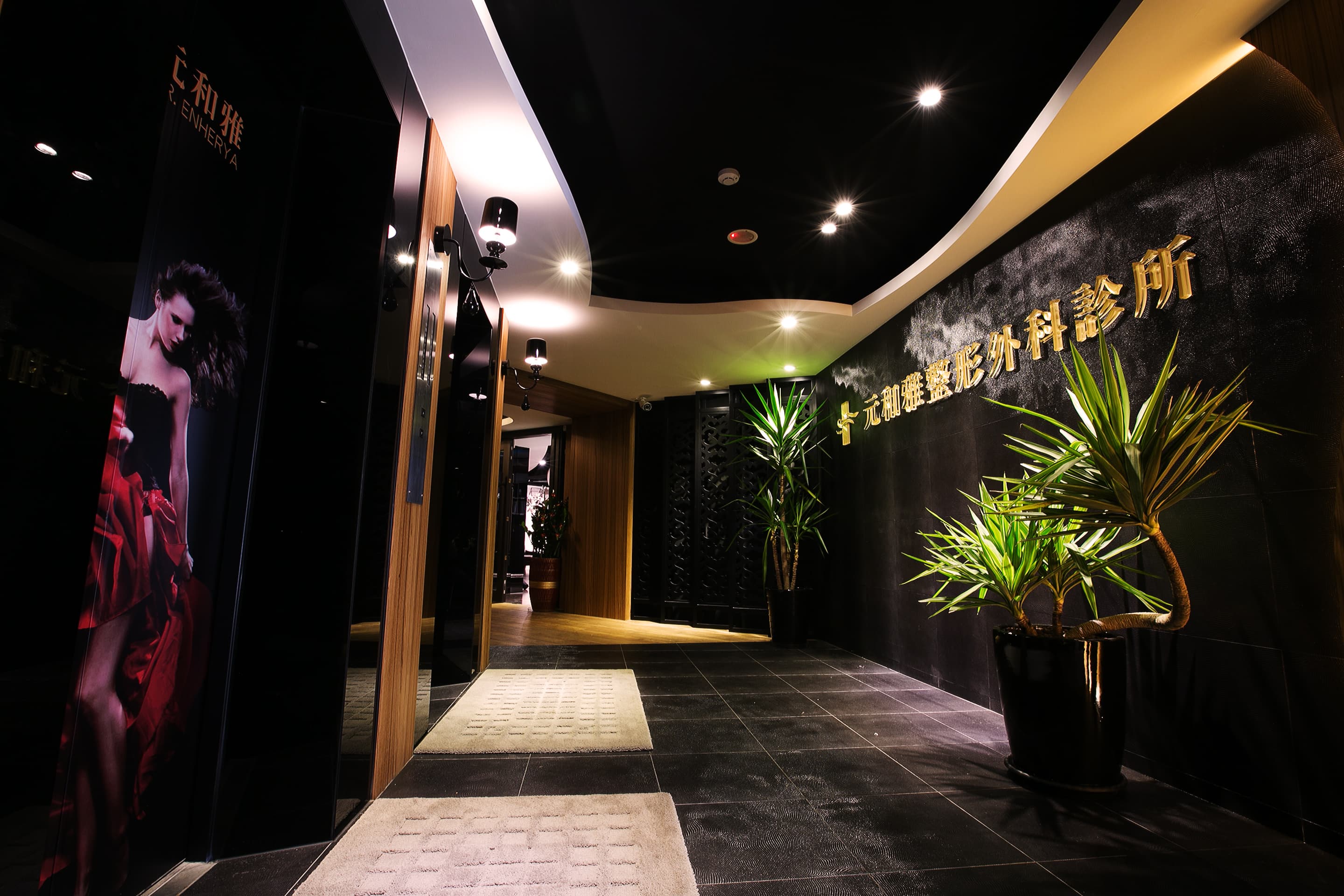 本刊調查,大邱、小邱都是到元和雅醫美診所做自體脂肪隆乳手術。