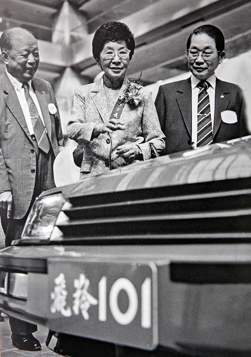 吳舜文(中)2004年中風,雖然後來好了,孫運璿還是坐著輪椅去看她。(吳舜文紀念專輯)
