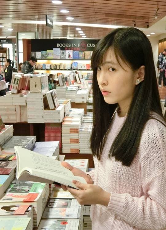 A女的小說在今年頗為熱銷。她在臉書說,第一次摸到自己寫的小說實體是在書店裡。(翻攝臉書)