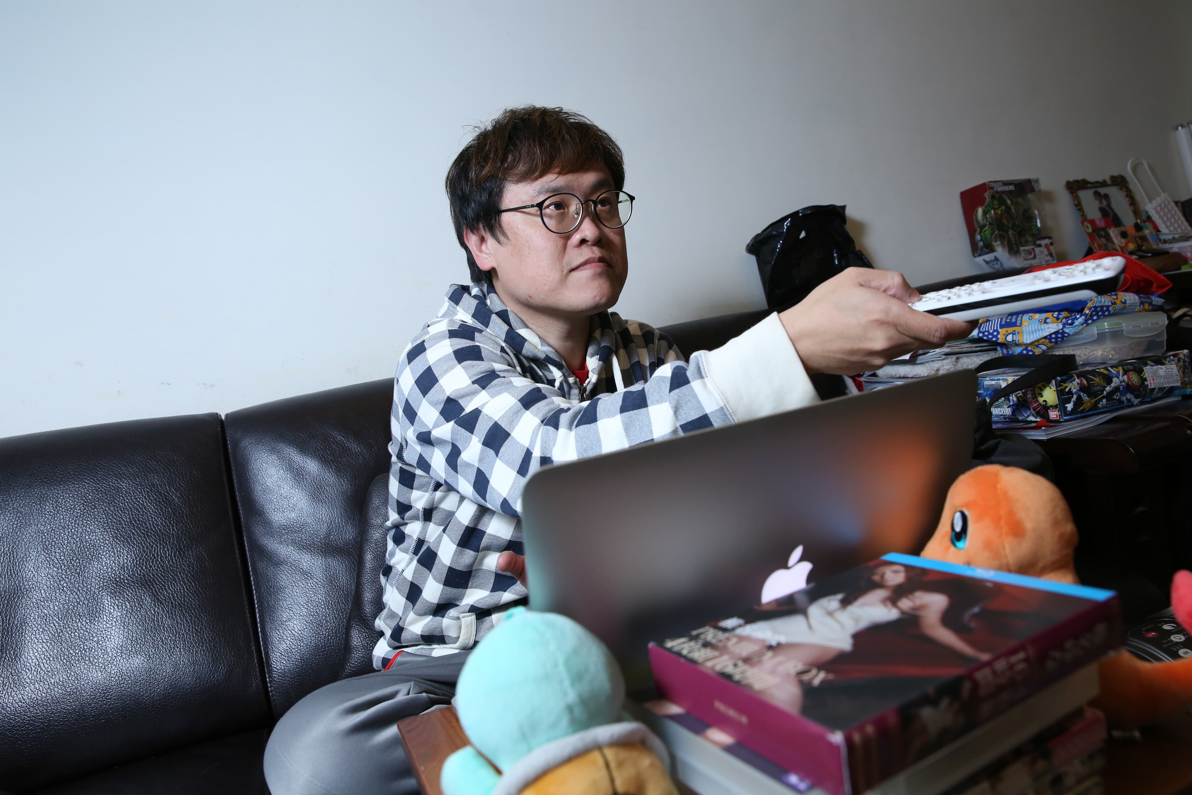 黃正打開電視,不是體育台,就是新聞台。