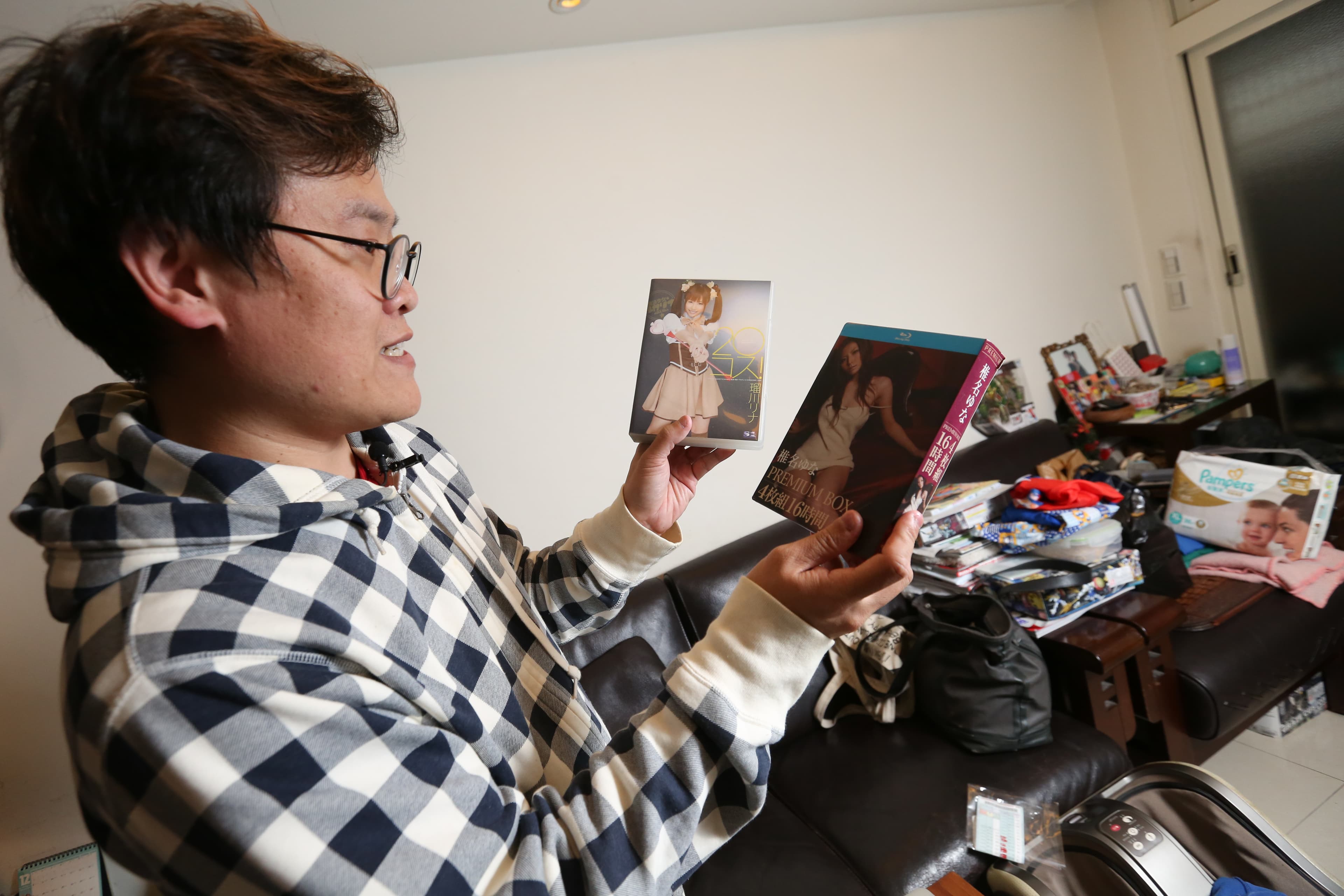 在我們的央求下,黃正找出所剩不多的A片,黃正說:「會留著是因為有女優的親筆簽名。」儘管如此,之後也會陸續送網友或朋友,因為孩子要長大了,老婆不希望家中有A片。