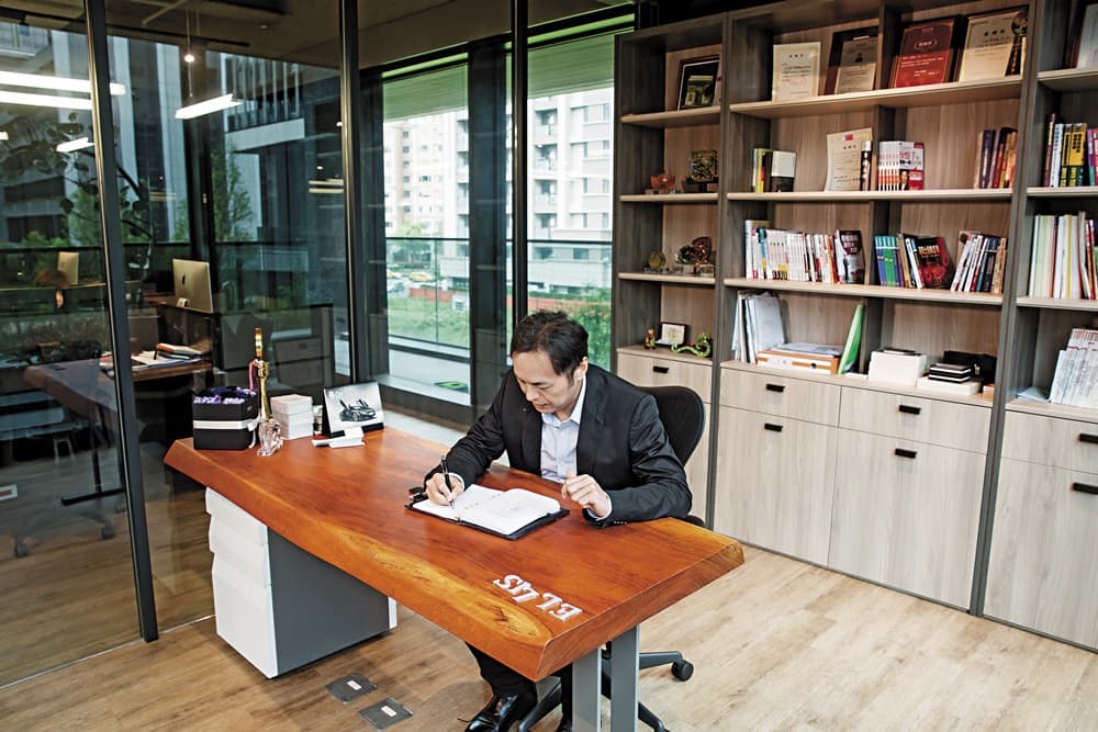 張智超的辦公室光線明亮、裝潢新穎,重視生活品質的他認為,有好環境才能締造高績效。