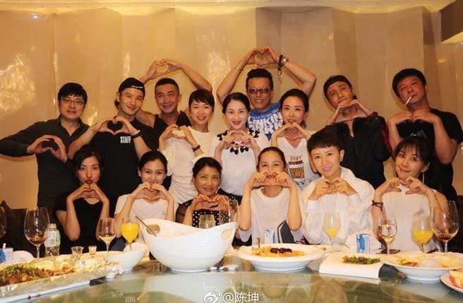 黃曉明與陳坤日前在大學同學會上同框,當中還有Angelababy(下左二)。翻攝微博
