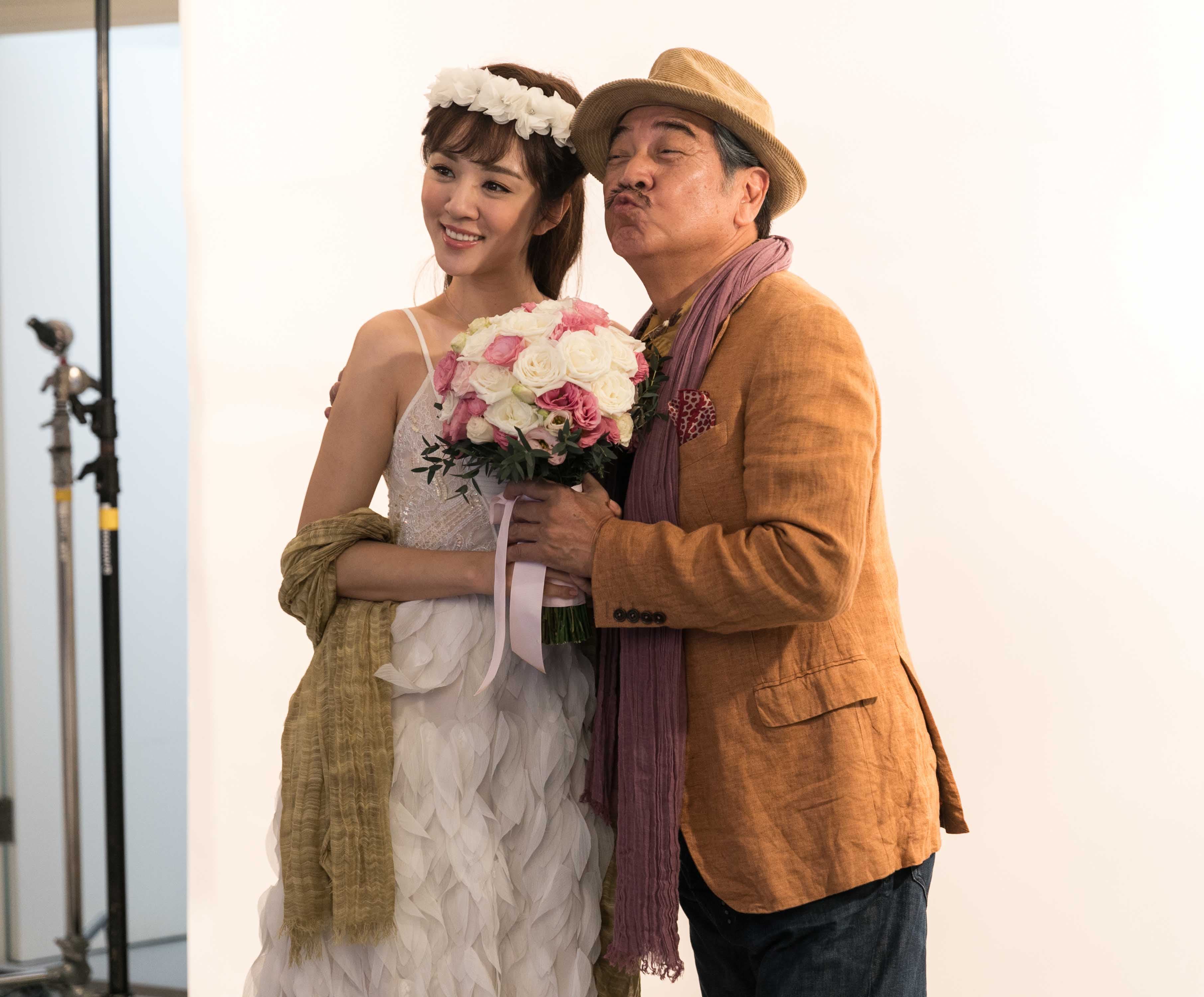 《春嬌救志明》裡飾演春嬌父親的秦沛(右)娶嫩妻。