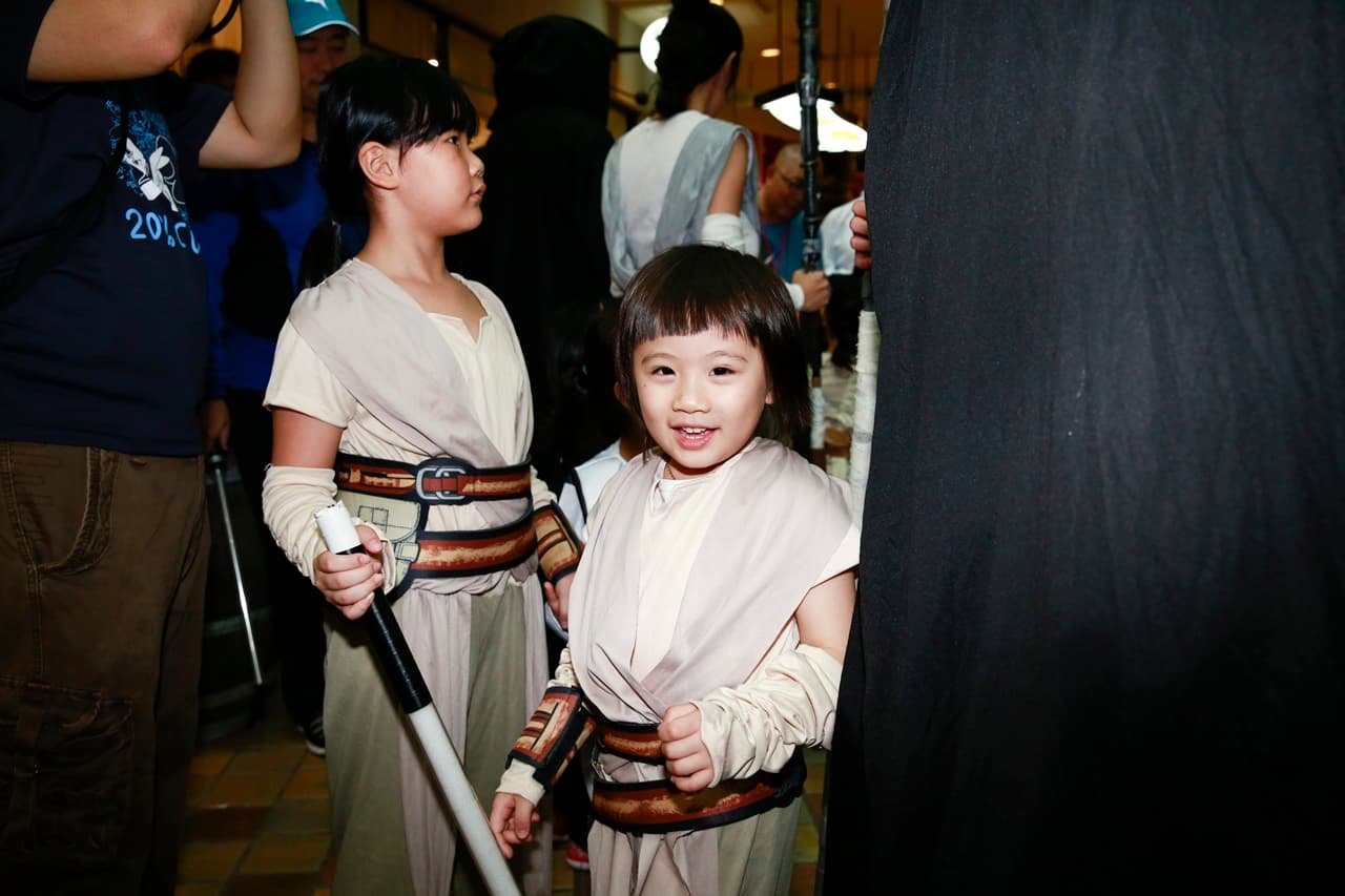 以《Star Wars:原力覺醒》女主角芮造型出現的小粉絲。