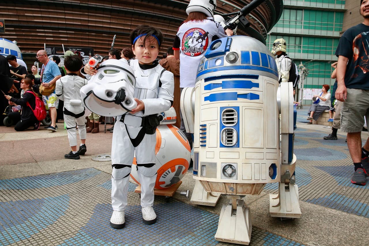 扮成帝國白兵的小朋友,跟R2D2機器人呈現反差萌。