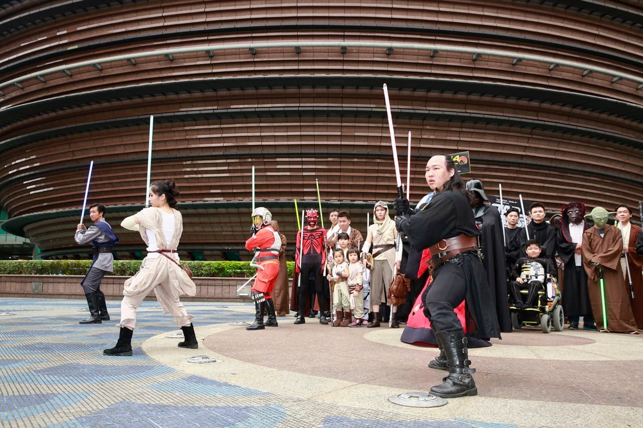 絕地武士持光劍集合。