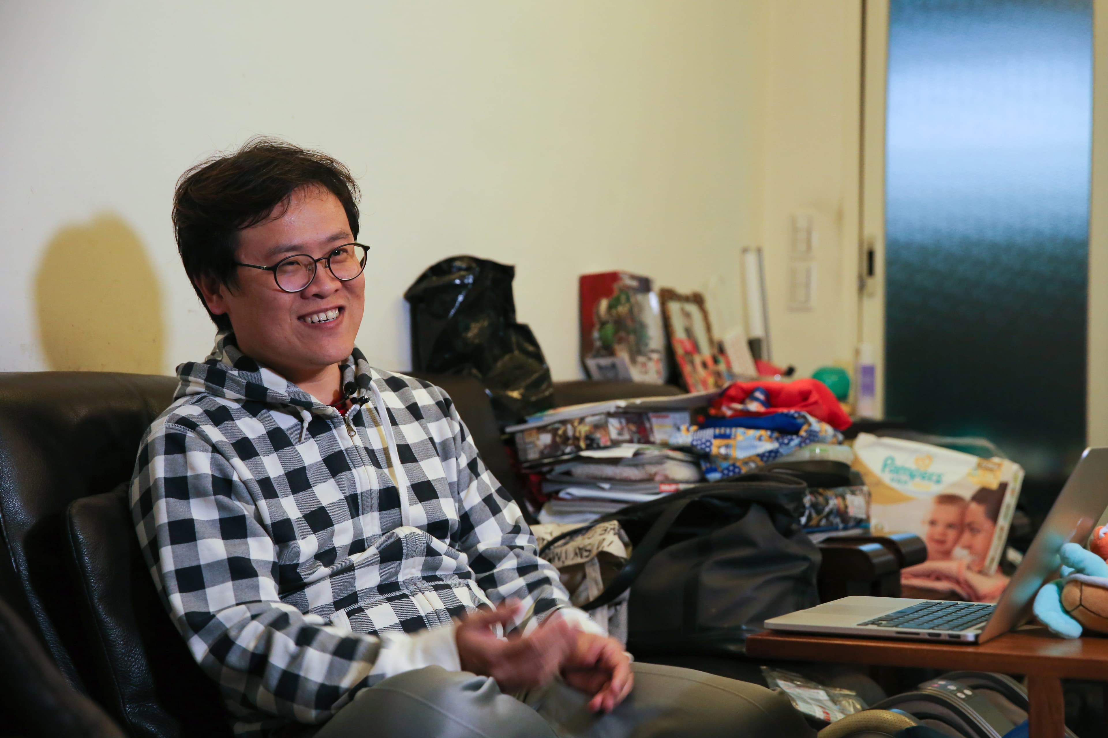 一劍浣春秋的家，隨處看得到尿布、玩具、卡通片，電視總開在新聞台或體育台，一點情色味也沒有。