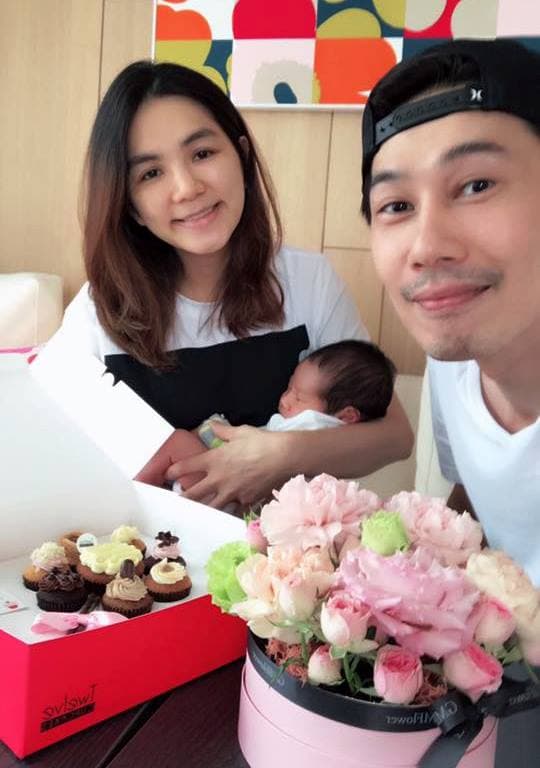 Ella一家三口相守，收到的花束已經變成象徵母愛的康乃馨。