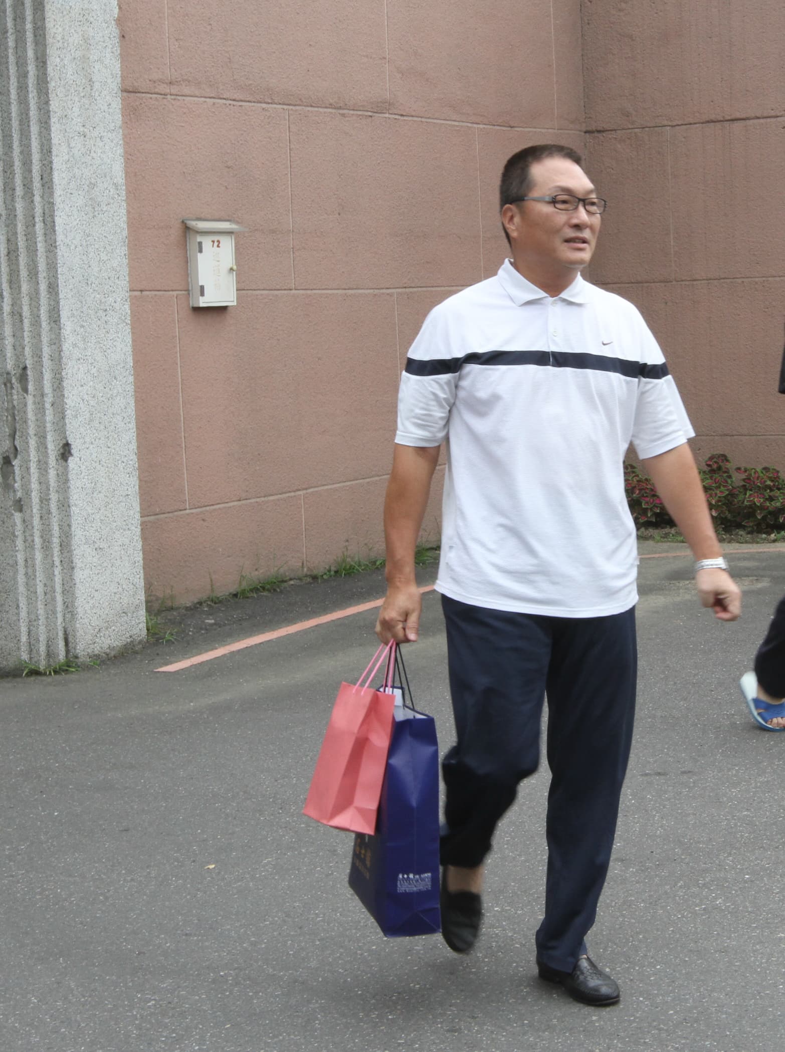 王令麟建議台灣的獄政要改革，在獄中他天天看書，以維持與外界的緊密連結。（中央社）