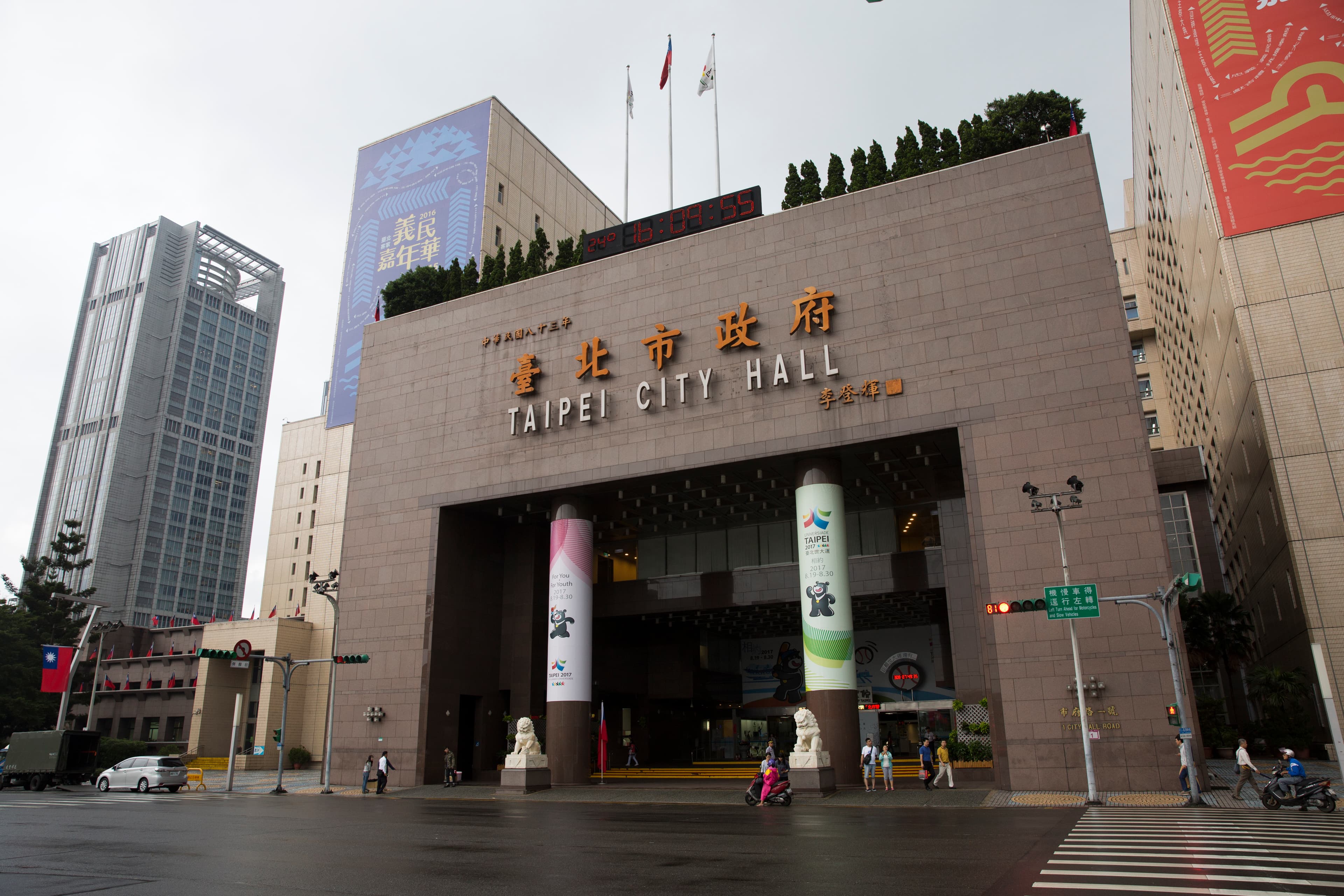 台北市政府於2007年8月22日，派出警力接管台北小巨蛋，由台北捷運公司經營至今。