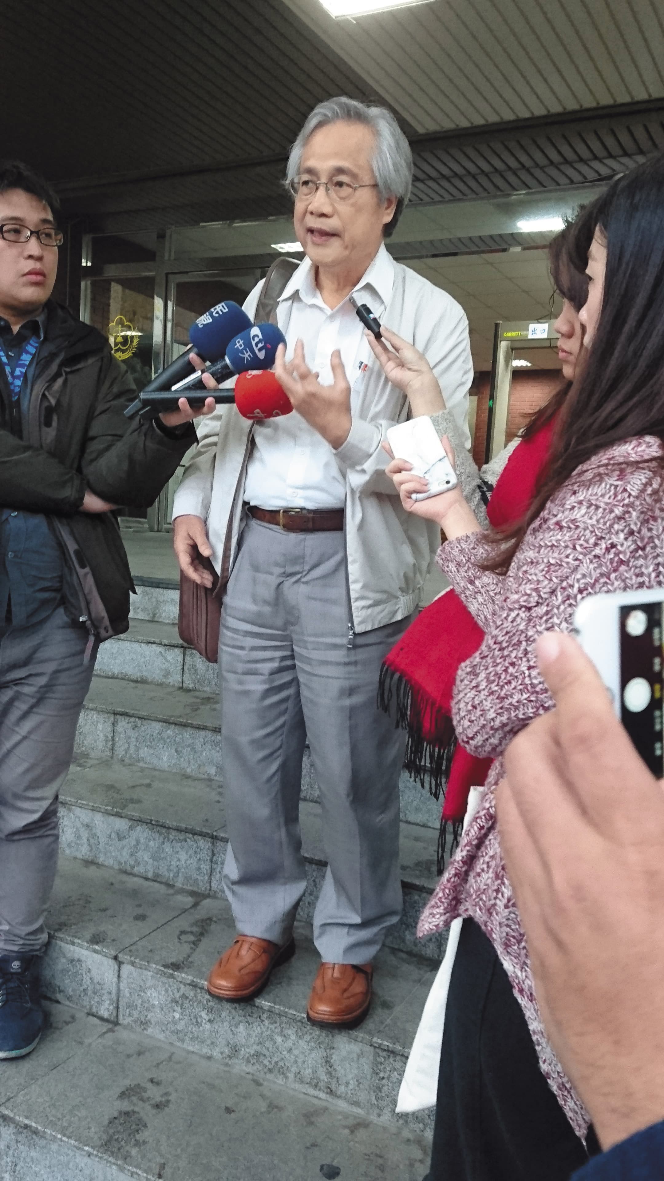 江家人對陳金標的辯護律師陳達成起了疑心，質疑雙方關係不單純。