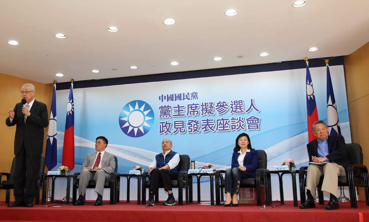 談到國民黨，王令麟對於黨內近年的窘境和慘狀直搖頭。