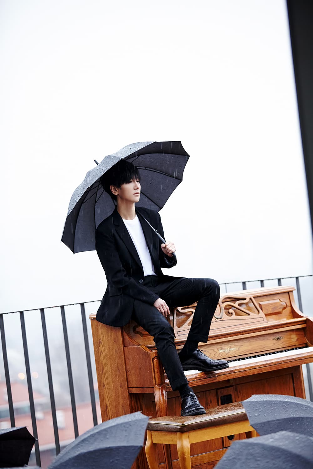 新歌〈春天的陣雨〉,藝聲以低吟又深情的嗓音唱出失戀的傷感,歌聲如雨般,悄悄又連綿地滲入心中。(愛貝克斯提供)