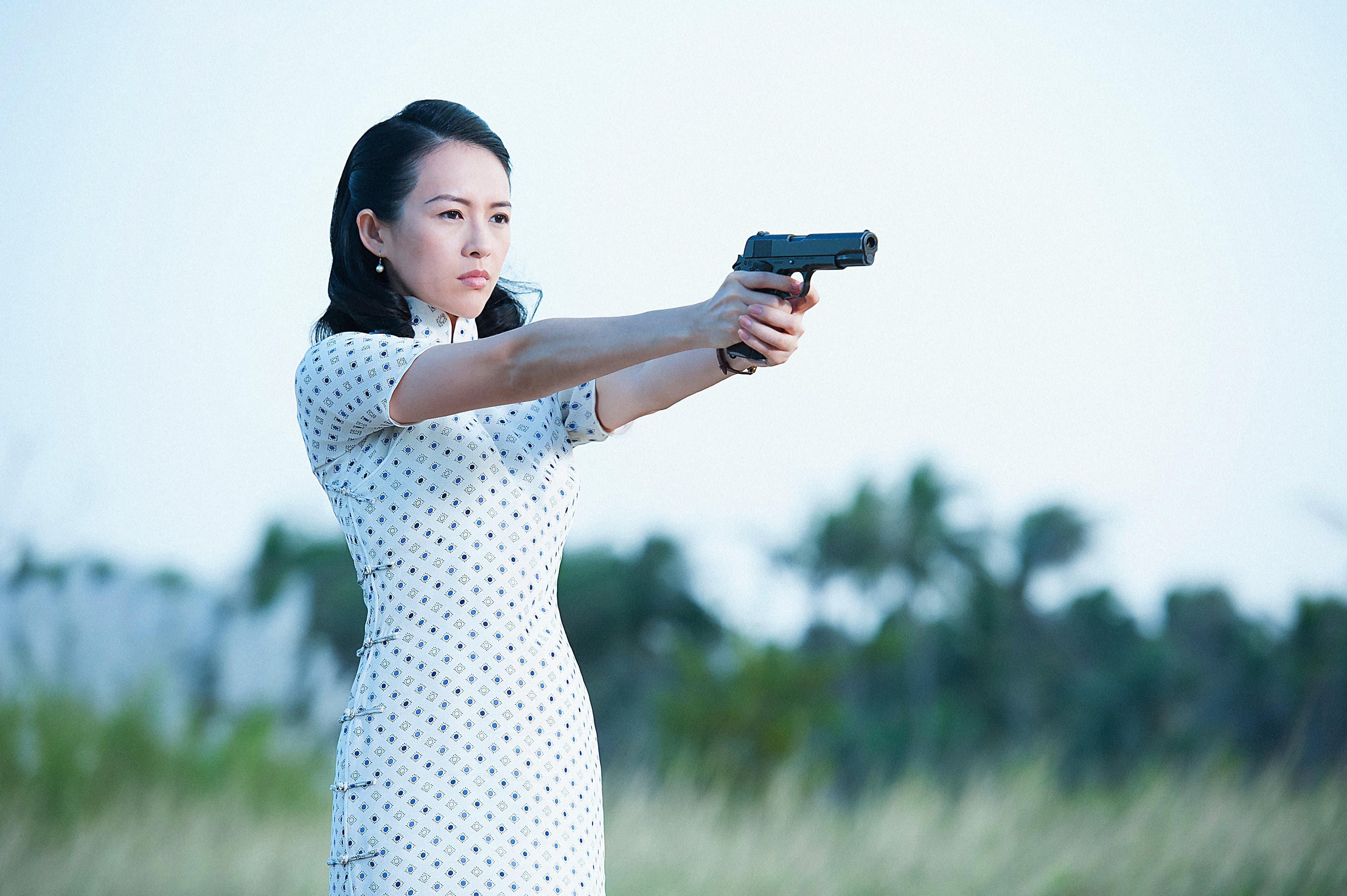 章子怡在《羅曼蒂克消亡史》飾演充滿致命魅力的上海交際花,不過導演程耳也證實了片中她露出的蜜桃臀其實是「臀替」演出。