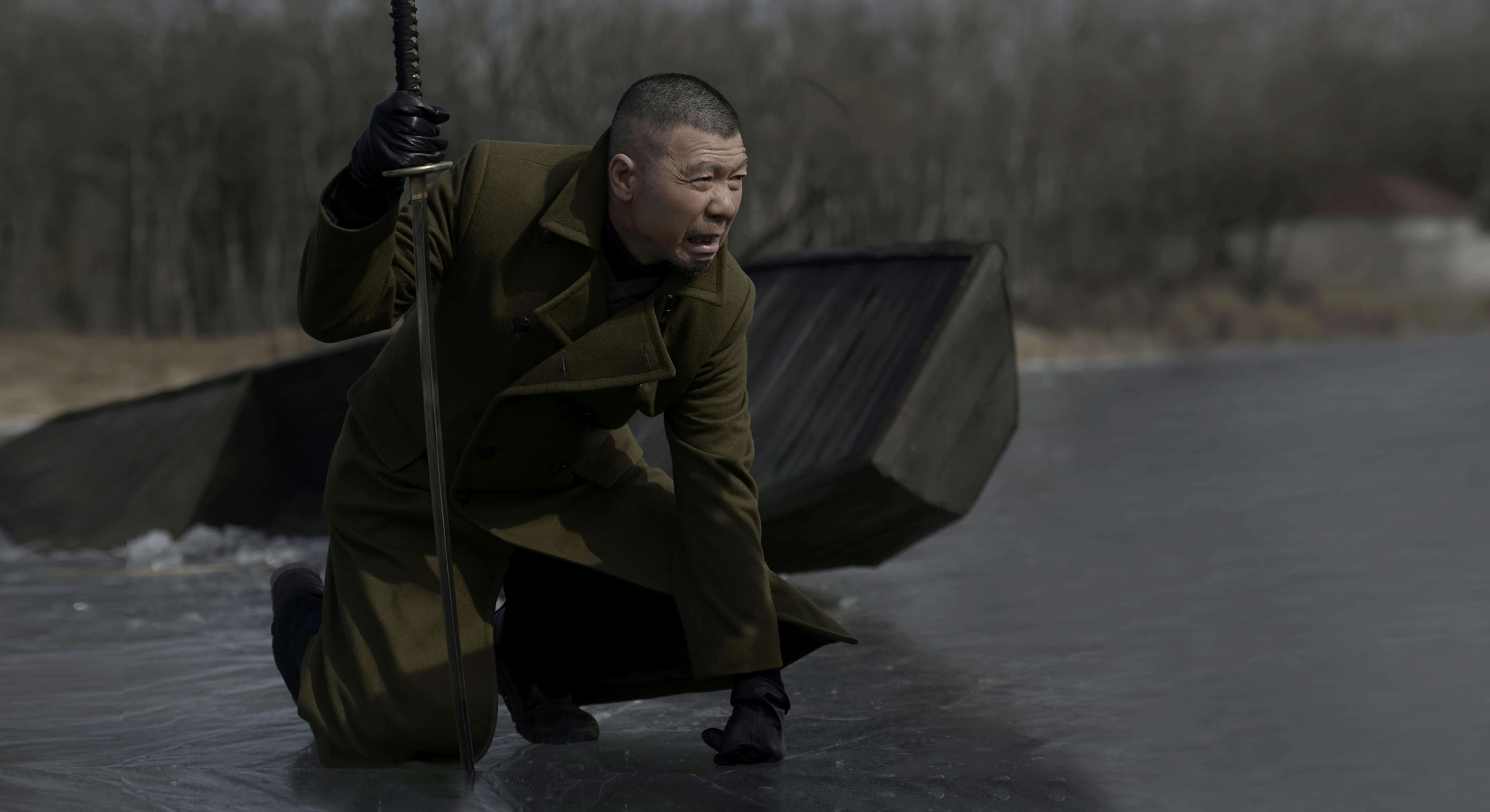 馮小剛拿著軍刀在冰上這一幕,拍攝時其實冰已漸融化,踩在冰上極度危險,管虎稱上天保佑讓他們順利完成這場戲。