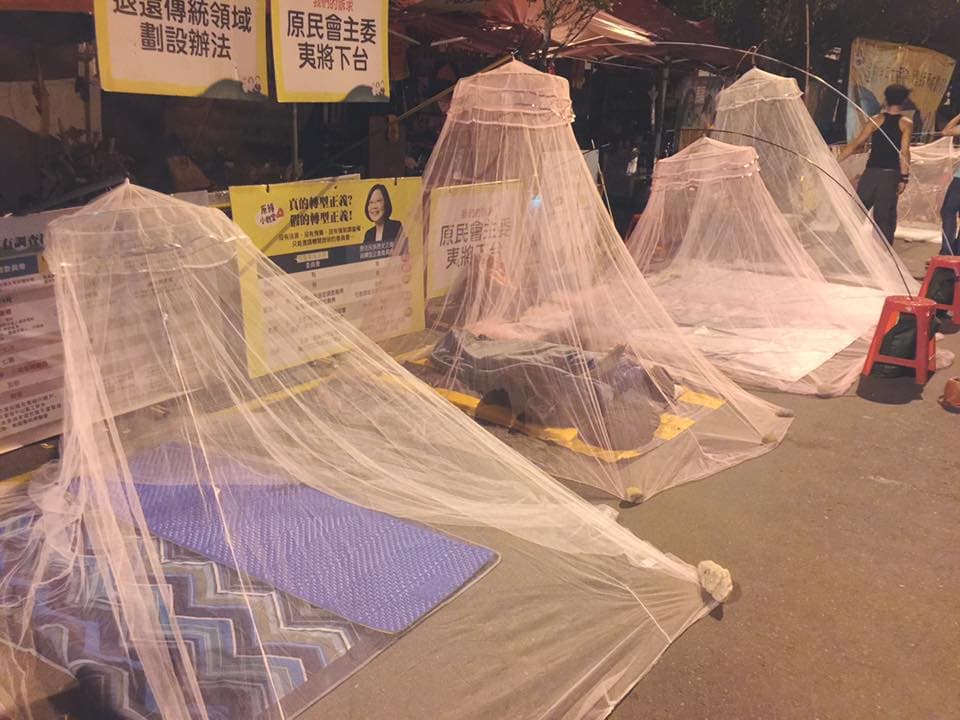 原住民族人仍守在凱道上,等待政府「直視」他們的眼光。(讀者提供)