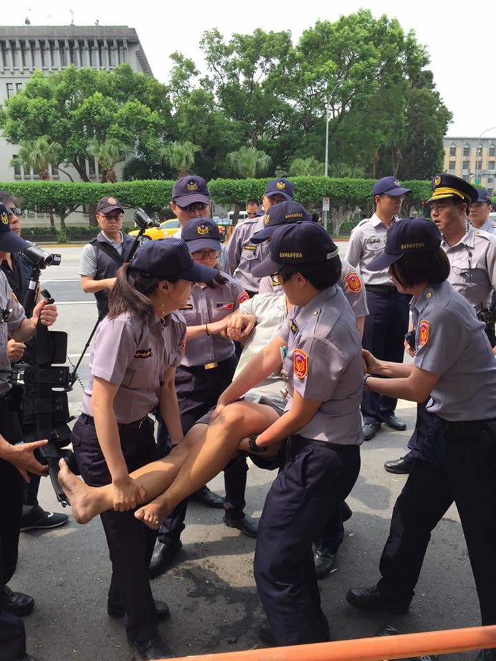 抗爭者若待在車道上,就會被警察強行抬到人行道。(讀者提供)