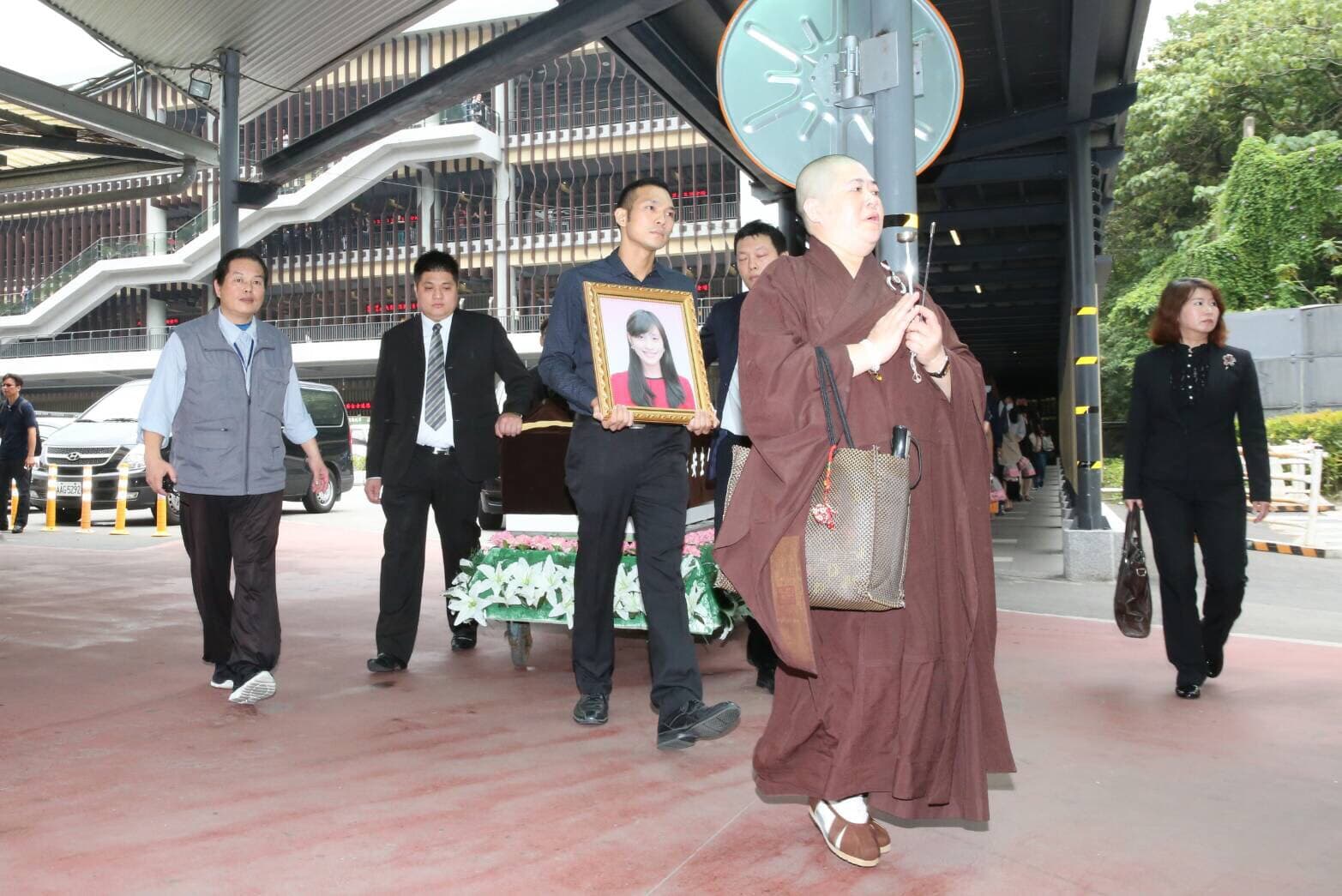 家屬神情哀戚,送林奕含最後一程。