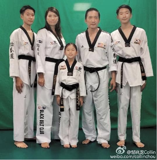 鄒兆龍(右二)一家5口都是跆拳道黑帶,基因果然常威。(翻攝自鄒兆龍微博)