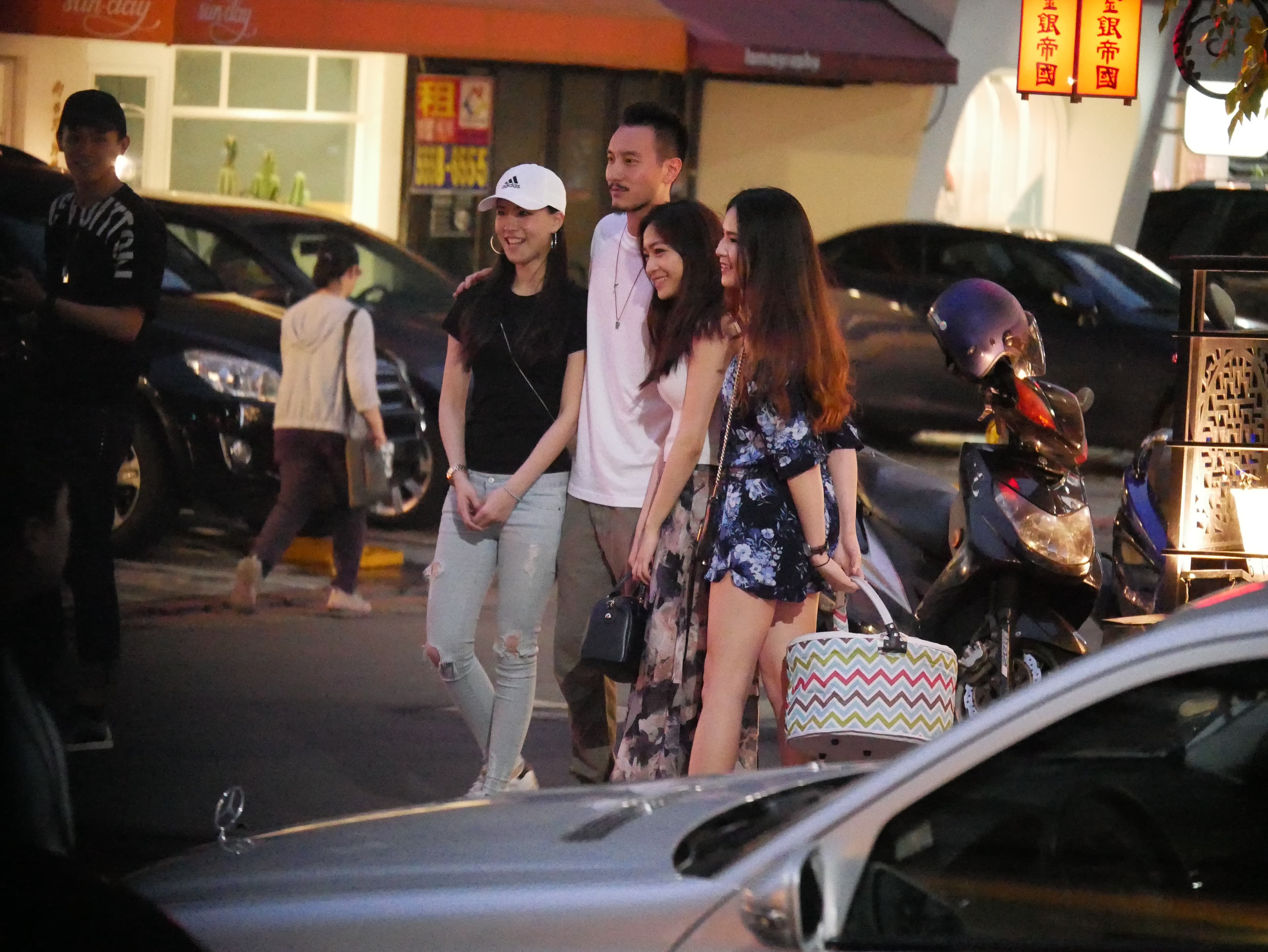 王陽明人帥，人站著就吸引一堆辣妹要求合照。（攝影組）