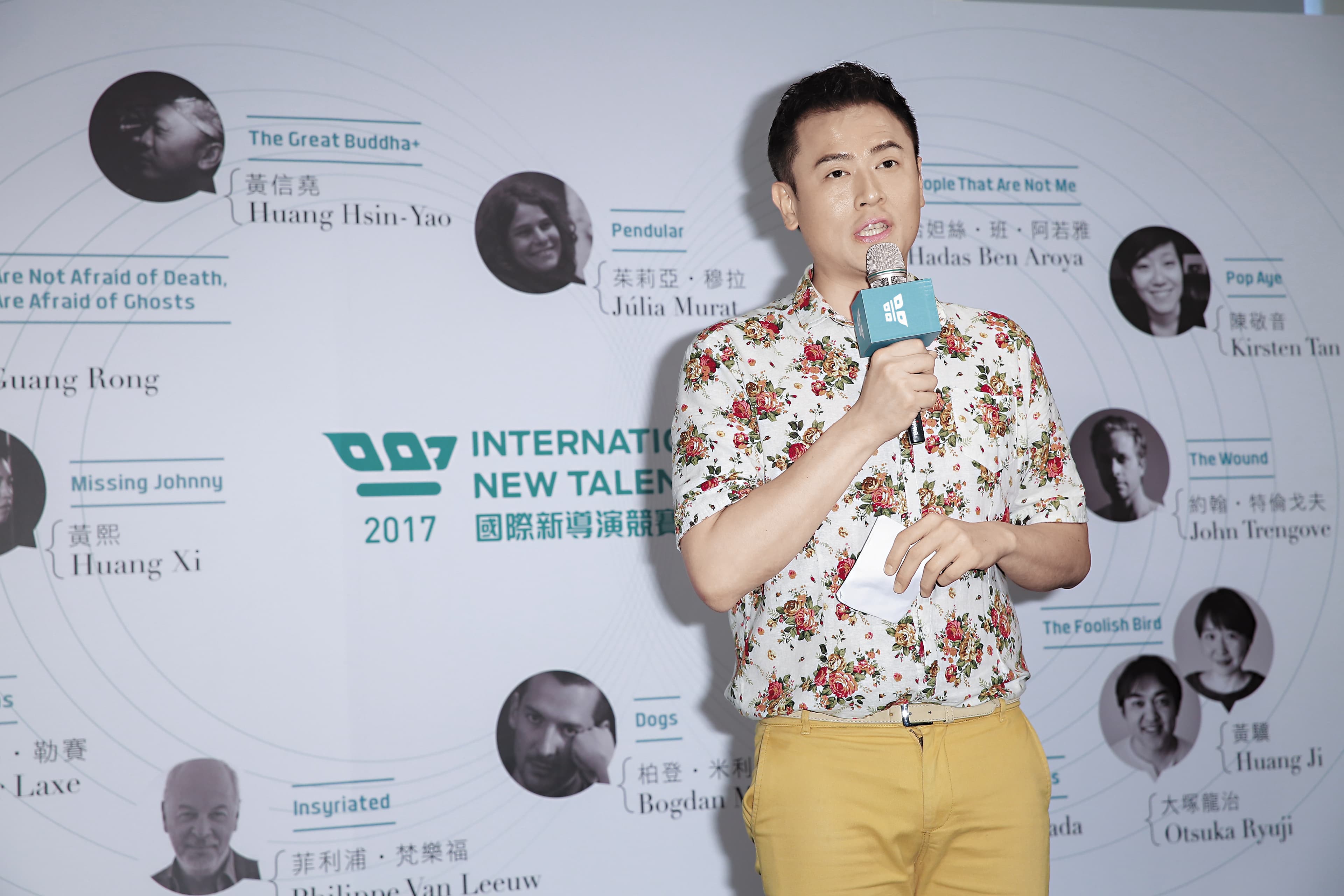 小8和主持人楊達敬私交甚篤，不只演出《空姐忙什麼》，也一起接業配，經常在各大電影場合中共同現身。