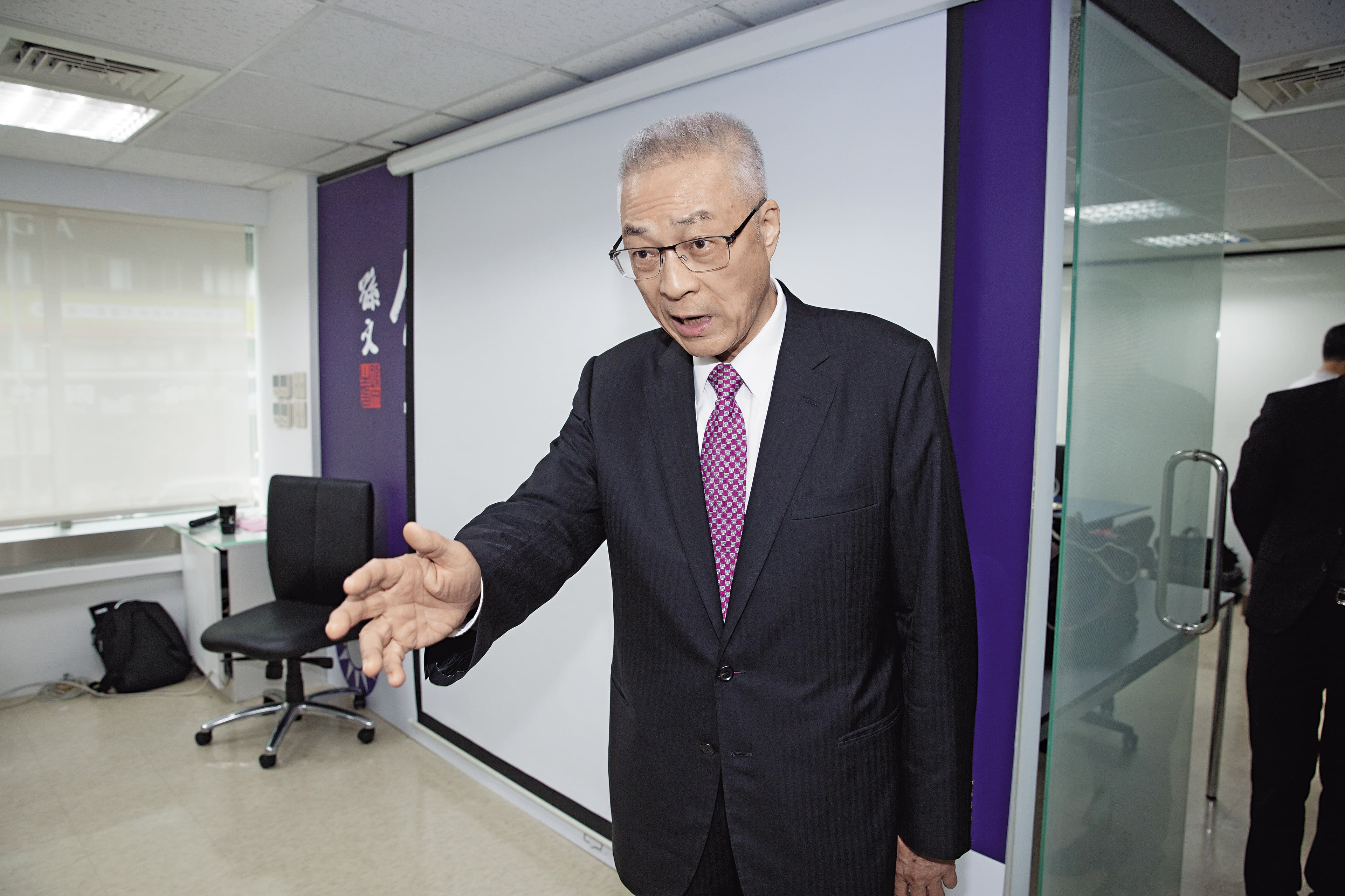 國民黨主席候選人吳敦義傳出曾與傅崐萁密會,傅表態掌握的6千張黨員票將支持吳。