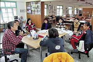 冷尚書在九二一後投入社區工作,因其豐富社運背景吸引許多有理想的青年投入學習。圖為冷在南投清水溝工作室開會。(翻攝環境工程工作站)