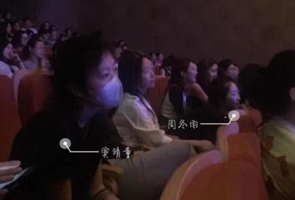 周冬雨與竇靖童多次被目擊一起出遊,近日又與周冬雨媽媽(中)一起去看話劇。